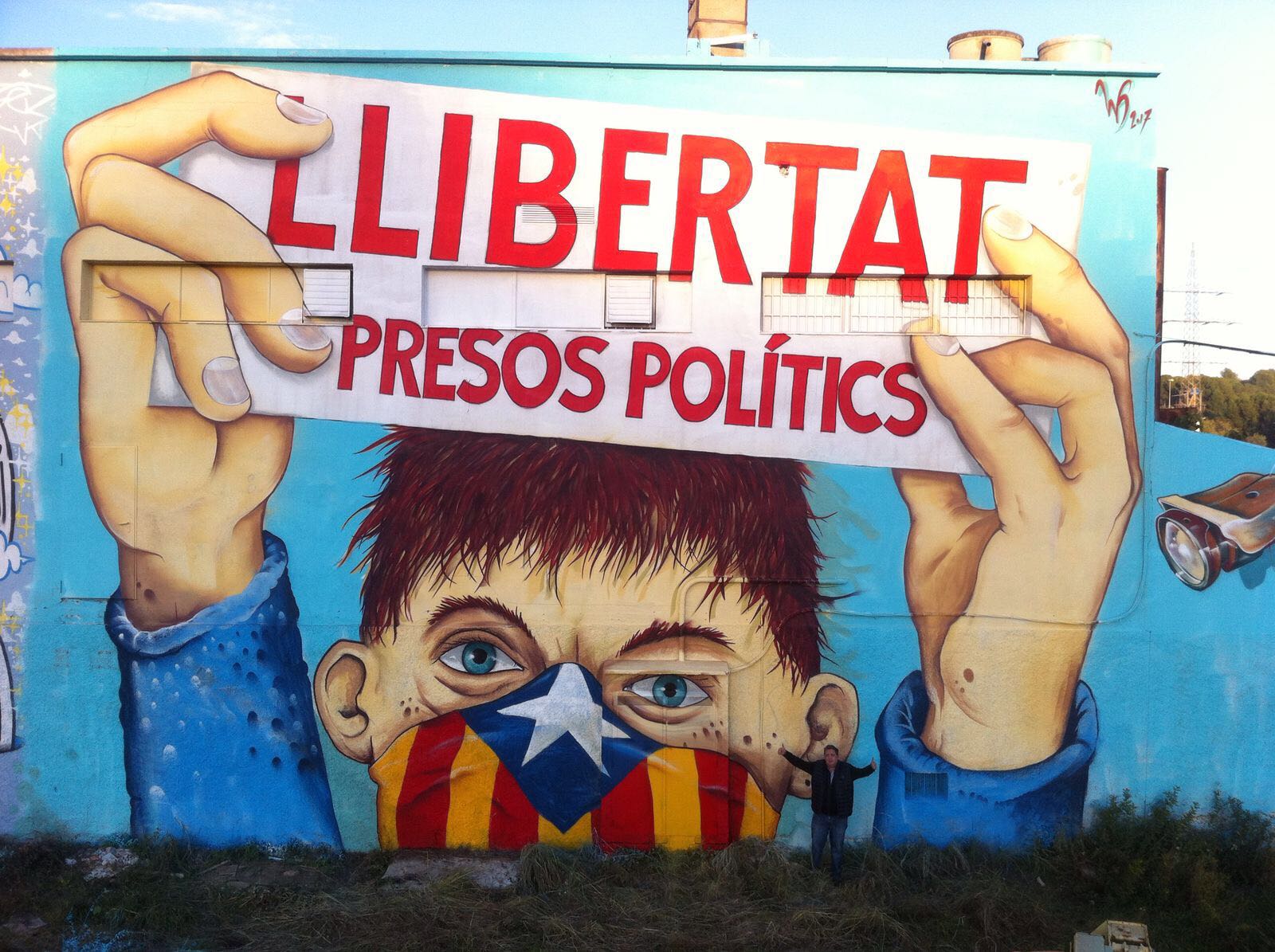 Demanem la llibertat dels presos polítics amb un mural gegantí a Terrassa